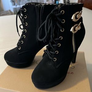 Coconuts by Matisse black lace up platform heeled 7.5 zip close boots.